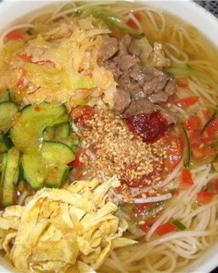 Холодный корейский суп Кукси с говядиной