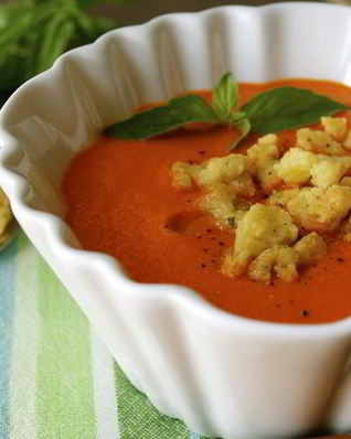 Холодный красный суп с ароматной крошкой