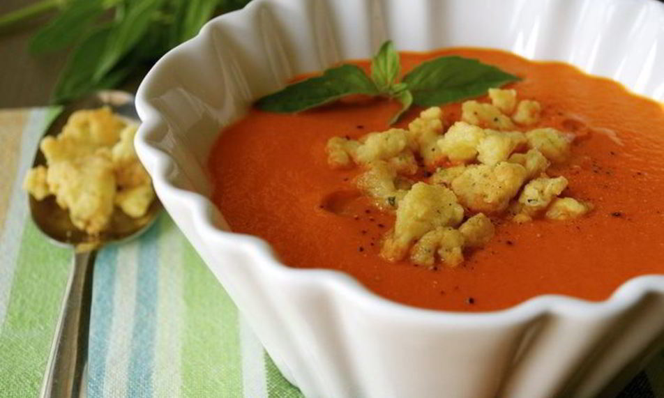 Рецепт холодного красного супа с ароматной крошкой