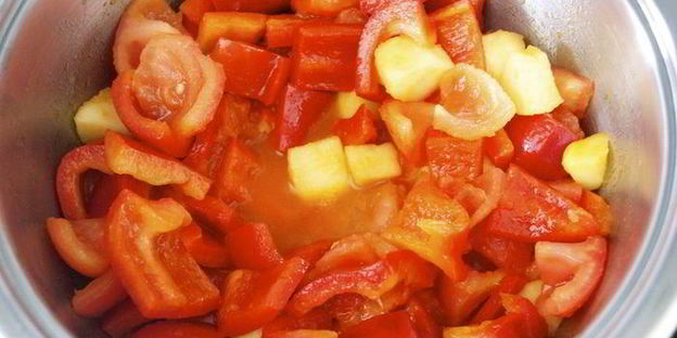 холодный красный суп с ароматной крошкой