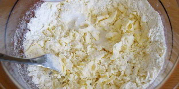 холодный красный суп с ароматной крошкой