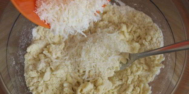 холодный красный суп с ароматной крошкой