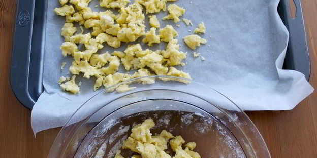 холодный красный суп с ароматной крошкой