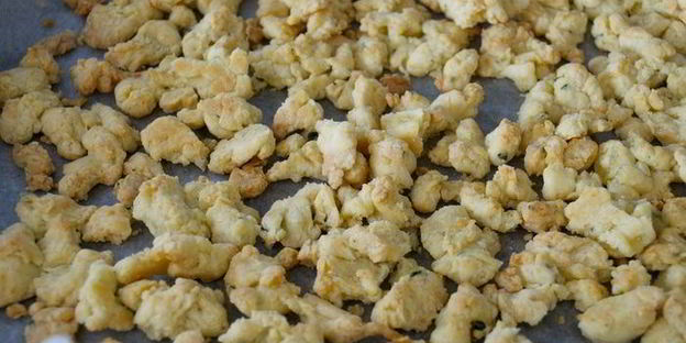 холодный красный суп с ароматной крошкой