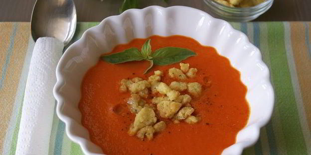 холодный красный суп с ароматной крошкой