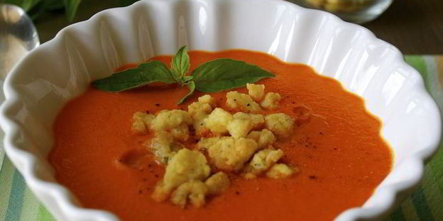 холодный красный суп с ароматной крошкой