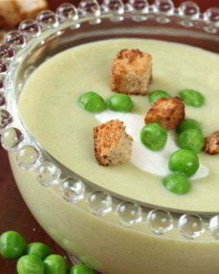 Холодный летний крем-суп с йогуртом, мятой, горошком и цукини