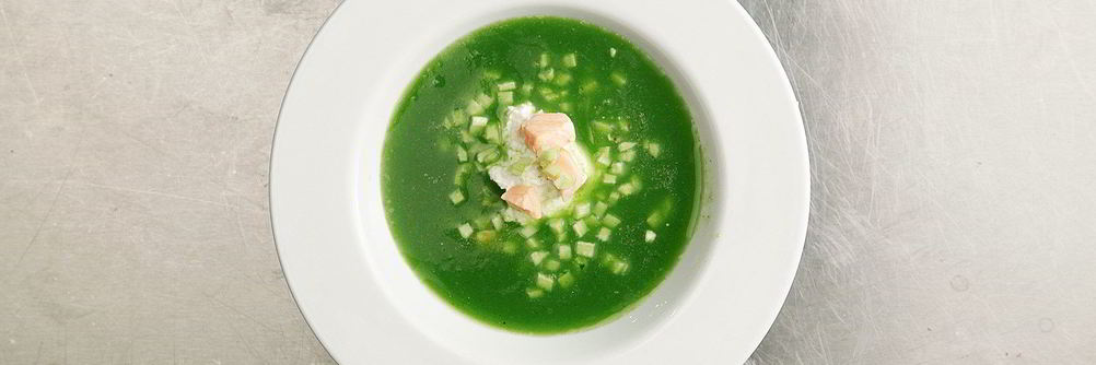 Холодный огуречный суп с лососем