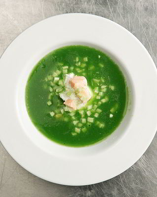 Холодный огуречный суп с лососем