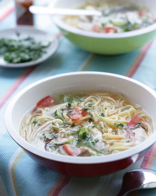 Холодный острый суп с овощами и лапшой