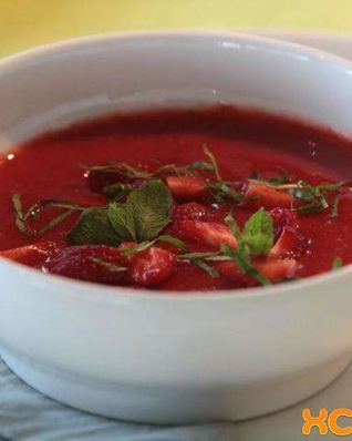 Холодный сладкий суп с клубникой и ревенем