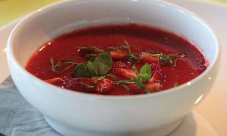 Рецепт холодного сладкого супа с клубникой и ревенем