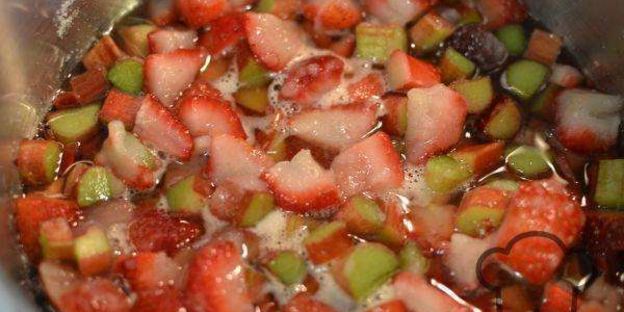 холодный сладкий суп с клубникой и ревенем