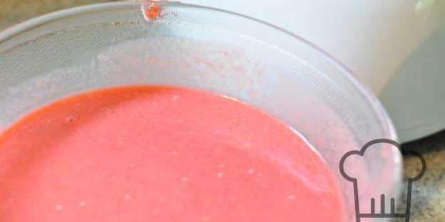 холодный сладкий суп с клубникой и ревенем