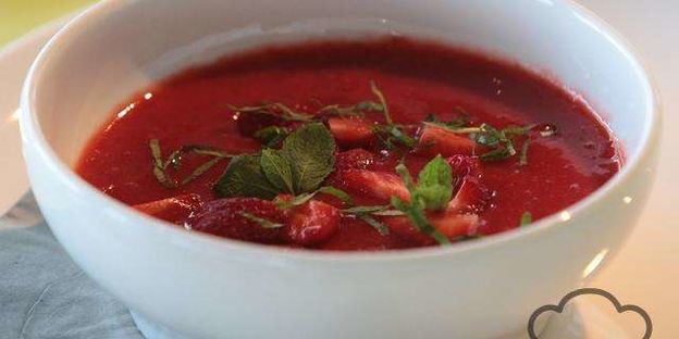 холодный сладкий суп с клубникой и ревенем