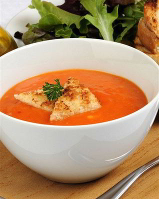 Холодный суп из красных перцев с базиликом и крутонами