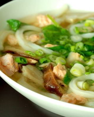 Холодный суп из лосося с луком-пореем