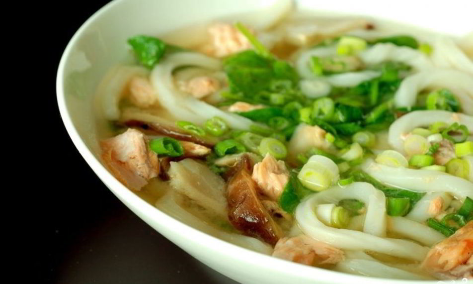 Рецепт холодного супа из лосося с луком-пореем