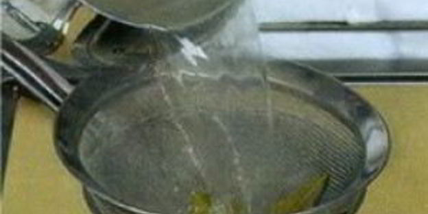 холодный суп из лосося с луком-пореем