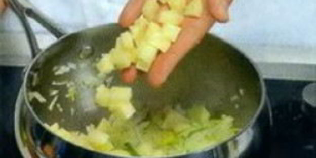 холодный суп из лосося с луком-пореем