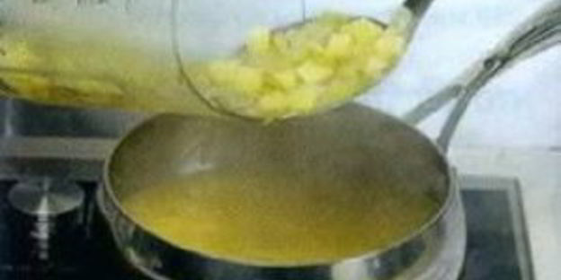 холодный суп из лосося с луком-пореем