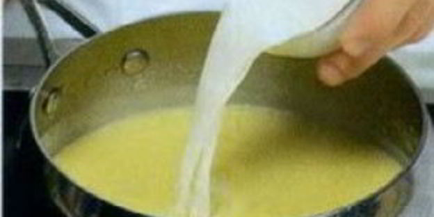 холодный суп из лосося с луком-пореем