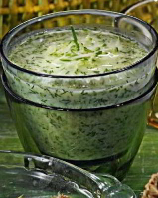 Холодный суп из огурцов с копченой салакой