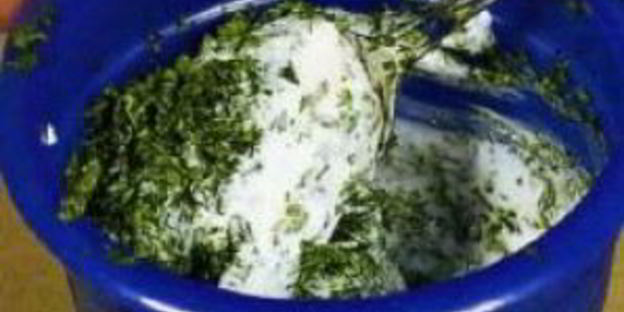 холодный суп из огурцов с копченой салакой