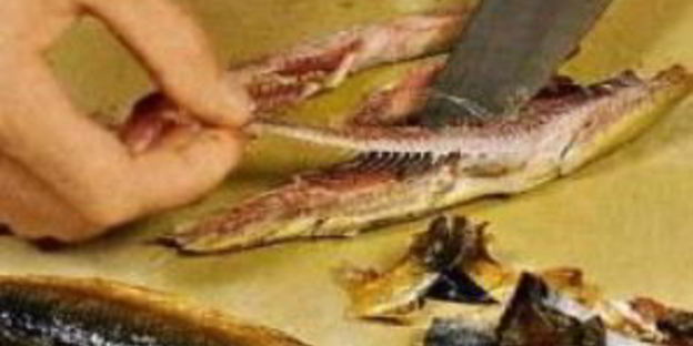 холодный суп из огурцов с копченой салакой