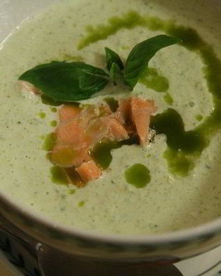 Холодный суп из огурцов с семгой и базиликом