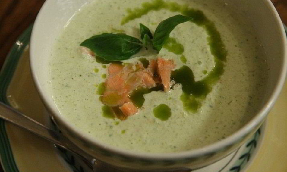 Рецепт холодного супа из огурцов с семгой и базиликом