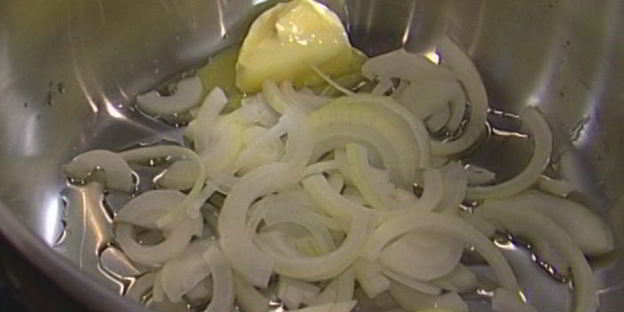 холодный суп из огурцов с семгой и базиликом