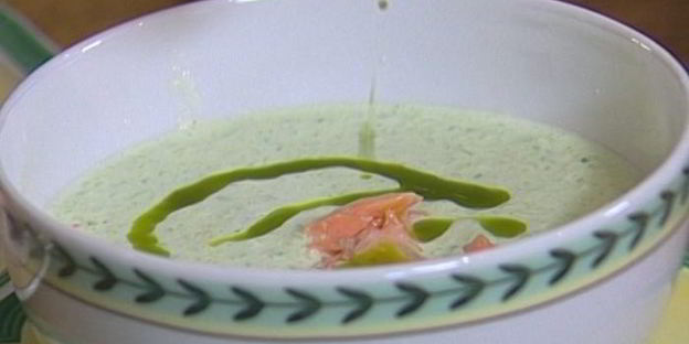 холодный суп из огурцов с семгой и базиликом