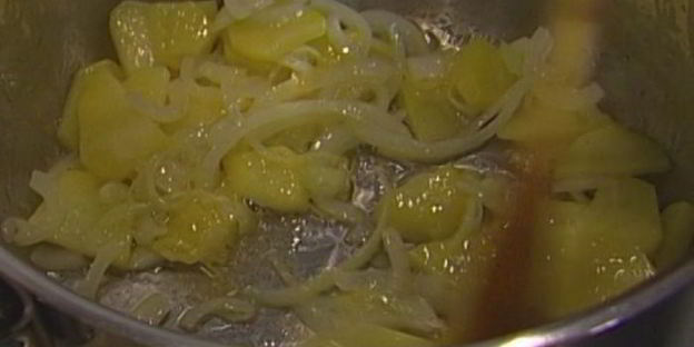 холодный суп из огурцов с семгой и базиликом