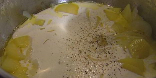 холодный суп из огурцов с семгой и базиликом