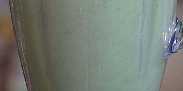 холодный суп из огурцов с семгой и базиликом