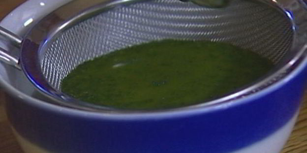 холодный суп из огурцов с семгой и базиликом