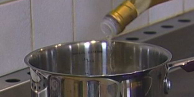 холодный суп из огурцов с семгой и базиликом