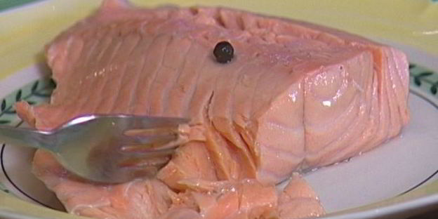 холодный суп из огурцов с семгой и базиликом