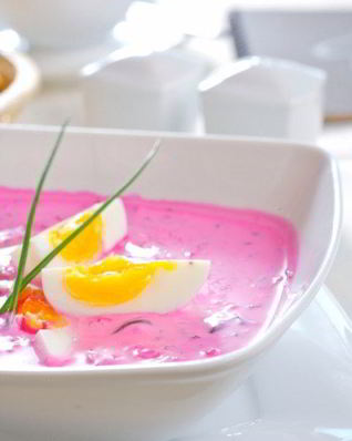 Холодный суп из свеклы с огурцами, щавелем и березовым соком