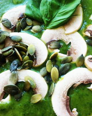 Холодный суп-коктейль из авокадо, рукколы, шпината и базилика