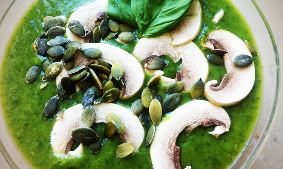 Рецепт холодного супа-коктейля из авокадо, рукколы, шпината и базилика