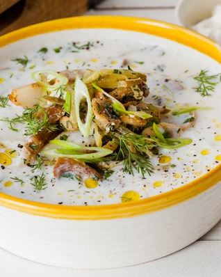 Холодный суп на огуречном рассоле с огурцами и жареной рыбой