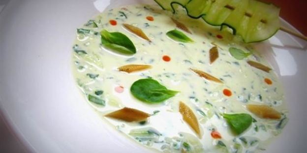 холодный суп с огурцом и копченой рыбой