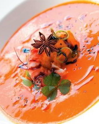 Холодный тыквенный суп с теплыми креветками