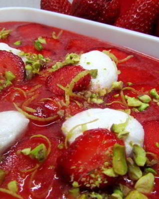 Клубнично-лимонный холодный суп с нежными клецками