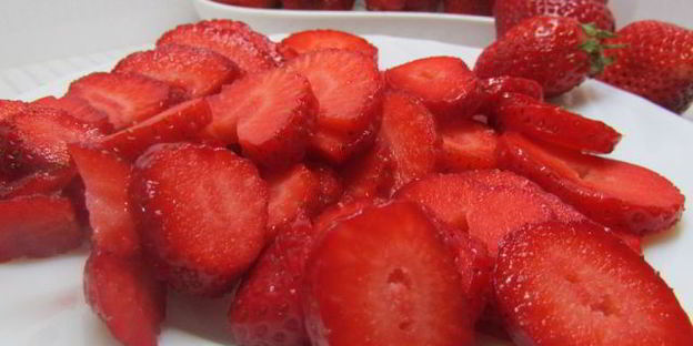 клубнично-лимонный холодный суп с нежными клецками