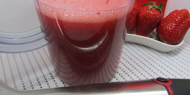 клубнично-лимонный холодный суп с нежными клецками