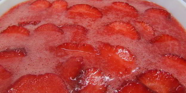 клубнично-лимонный холодный суп с нежными клецками