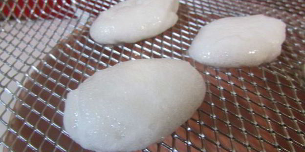 клубнично-лимонный холодный суп с нежными клецками